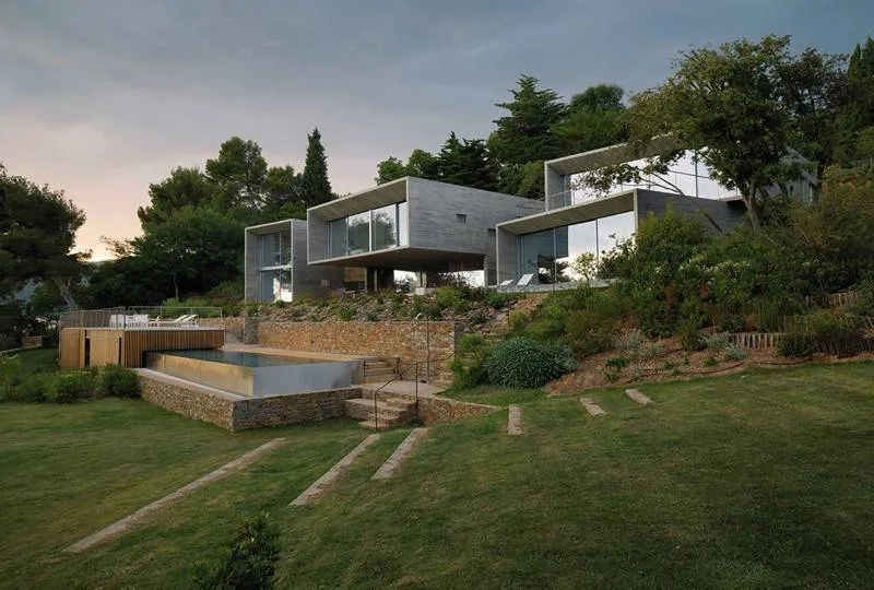 La maison est fractionnée en plusieurs volumes incrustés dans la pente.