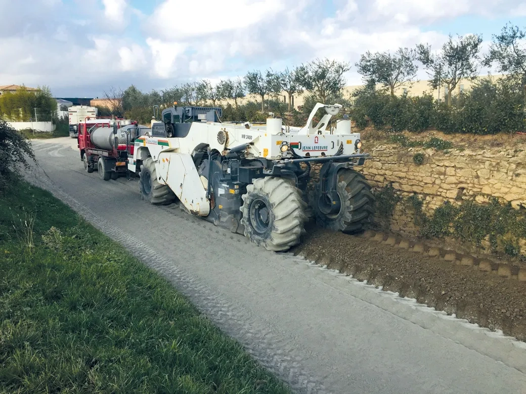 L’atelier de traitement d’Eurovia intervient sur une épaisseur de 32 cm et sur une largeur de 2,50 m par passage