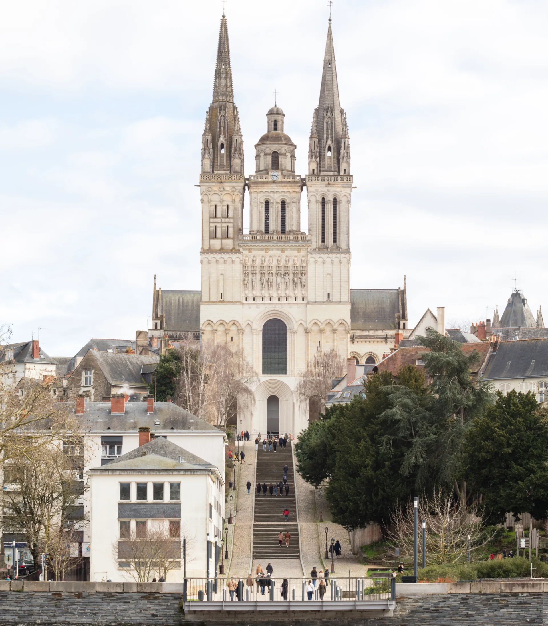 Depuis la percée monumentale que constitue la montée Saint-Maurice, l’ouvrage s’inscrit en avant-corps et se dévoile de haut en bas, à mesure que l’on progresse dans les emmarchements.
