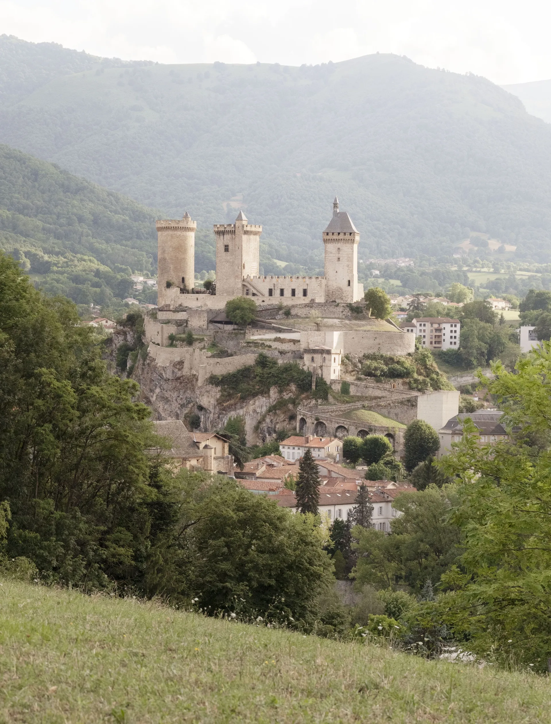 Sur son éperon rocheux, le château de Foix domine la ville depuis dix siècles.