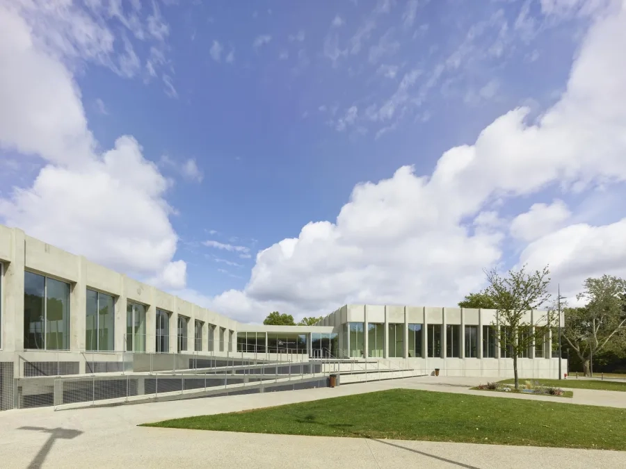 Le nouvel équipement est formé de deux volumes rectangulaires, décalés en diagonale l’un par rapport à l’autre et posés sur un socle de béton. Le hall d’accueil du public, généreusement vitré, se situe à l’articulation entre les deux volumes.