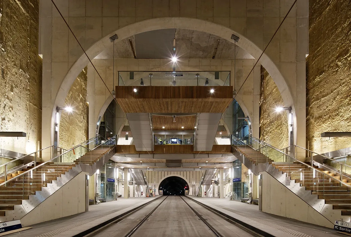 Gare de Viroflay rive droite : les arches de soutènement et la voie du tramway en béton brut d’une parfaite planéité.