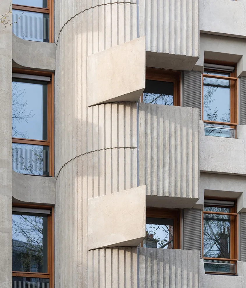 Détail des « serre-livres ». Détail des « serre-livres ».