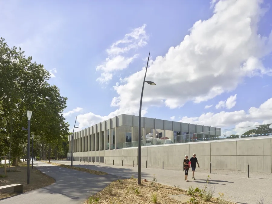 Les accès vers le pôle aqualudique s’organisent le long de cheminements en bordure de l’Aude.