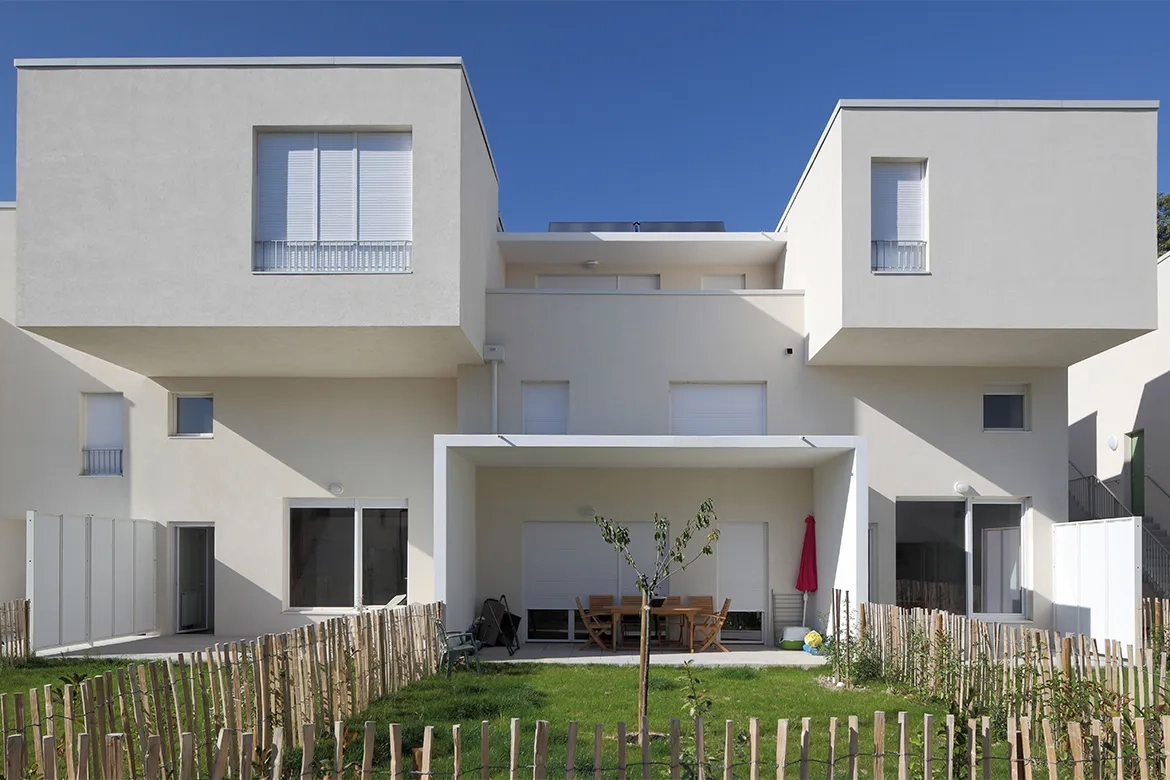 Chaque unité d’habitation comprend 2 appartements en duplex. Chaque unité d’habitation comprend 2 appartements en duplex.