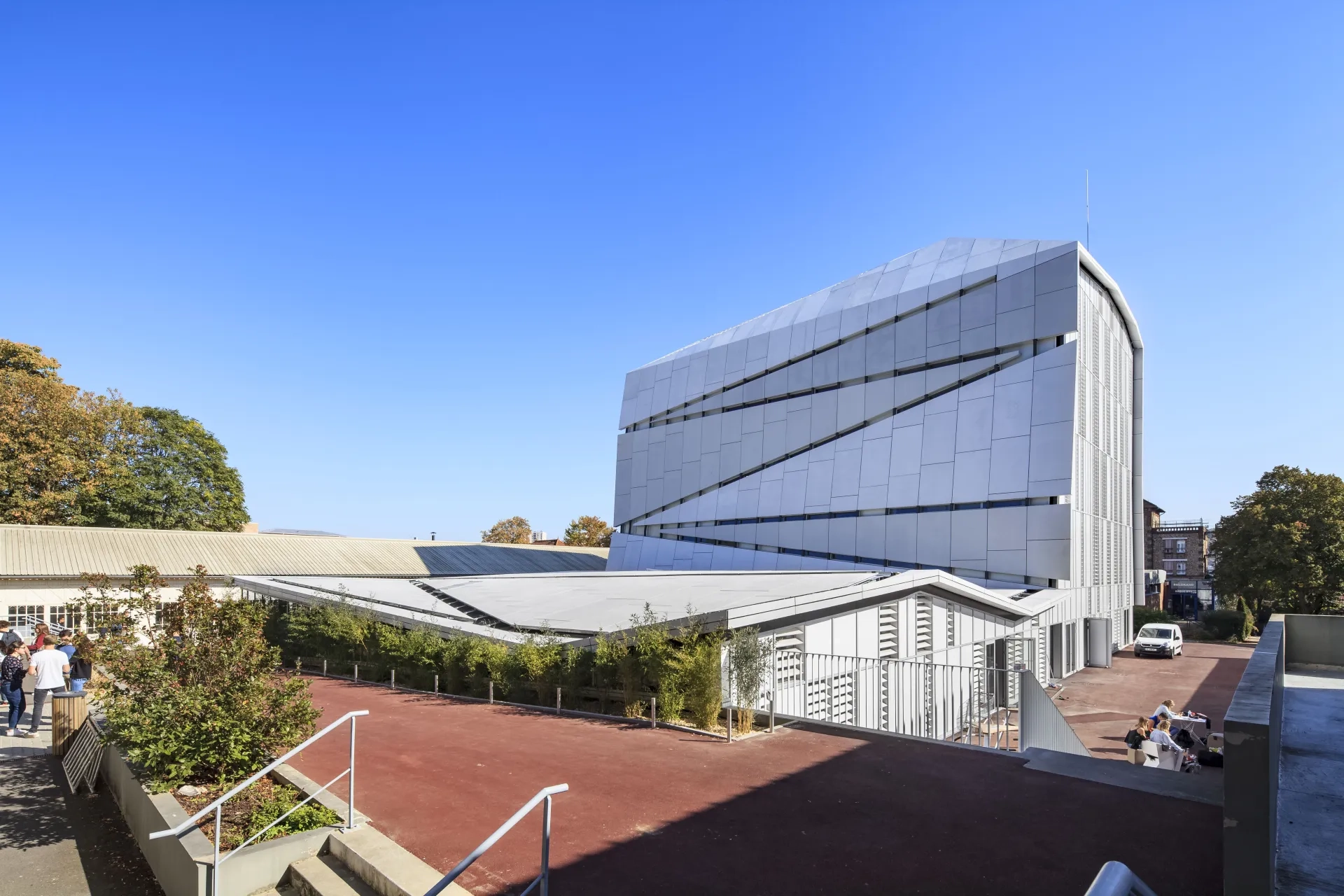 Plus haut que les constructions voisines et abritant sous son aile l’agora, le bâtiment Louis vicat est le nouveau centre névralgique du campus. ARCHITECTURE STUDIO_Cachan_Eqpt_Batiment_Architecture-Studio_A-Duhamel_CCH1-021-©-Antoine-Duhamel-Photography.jpg