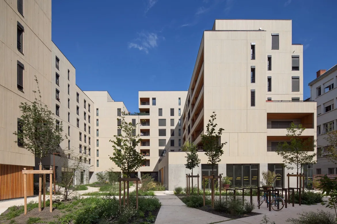 Au cœur de l’opération, un jardin dessert les halls d’accès et les locaux annexes. au cœur de l’opération, un jardin dessert les halls d’accès et les locaux annexes.