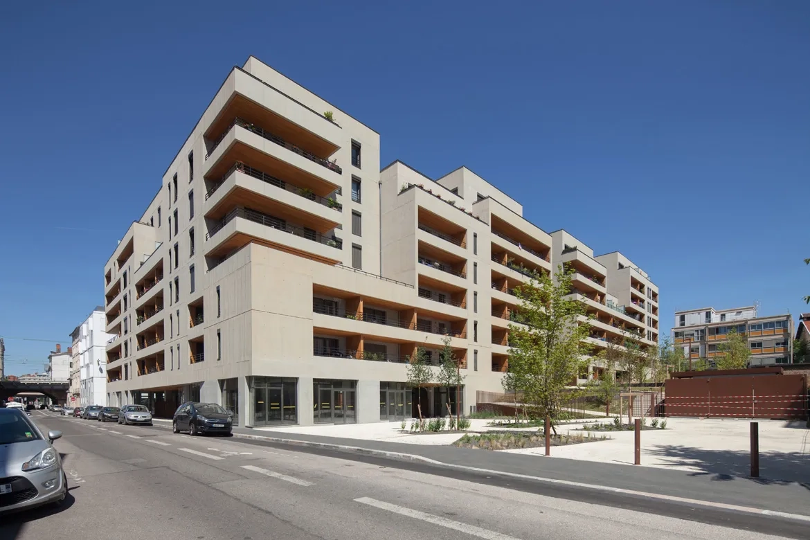 Une architecture homogène unifie 95 logements en accession et 62 logements sociaux. une architecture homogène unifie 95 logements en accession et 62 logements sociaux.