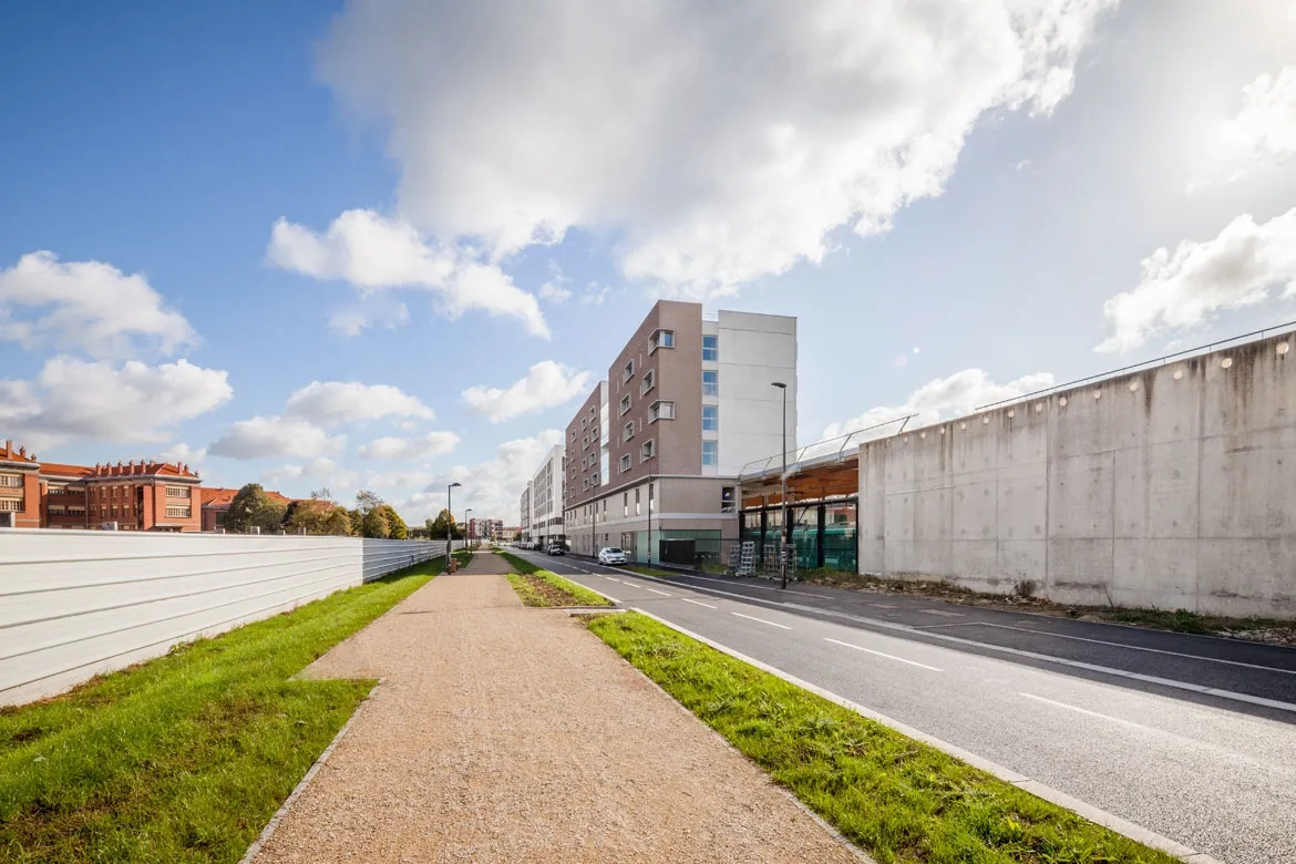 Sur la rue de la pépinière, les trois immeubles composent une amorce de front urbain. Au premier plan à droite, vue d’une équerre en béton sur laquelle sera partiellement construit un futur bâtiment sur la rue de la pépinière, les trois immeubles composent une amorce de front urbain. Au premier plan à droite, vue d’une équerre en béton sur laquelle sera partiellement construit un futur bâtiment.