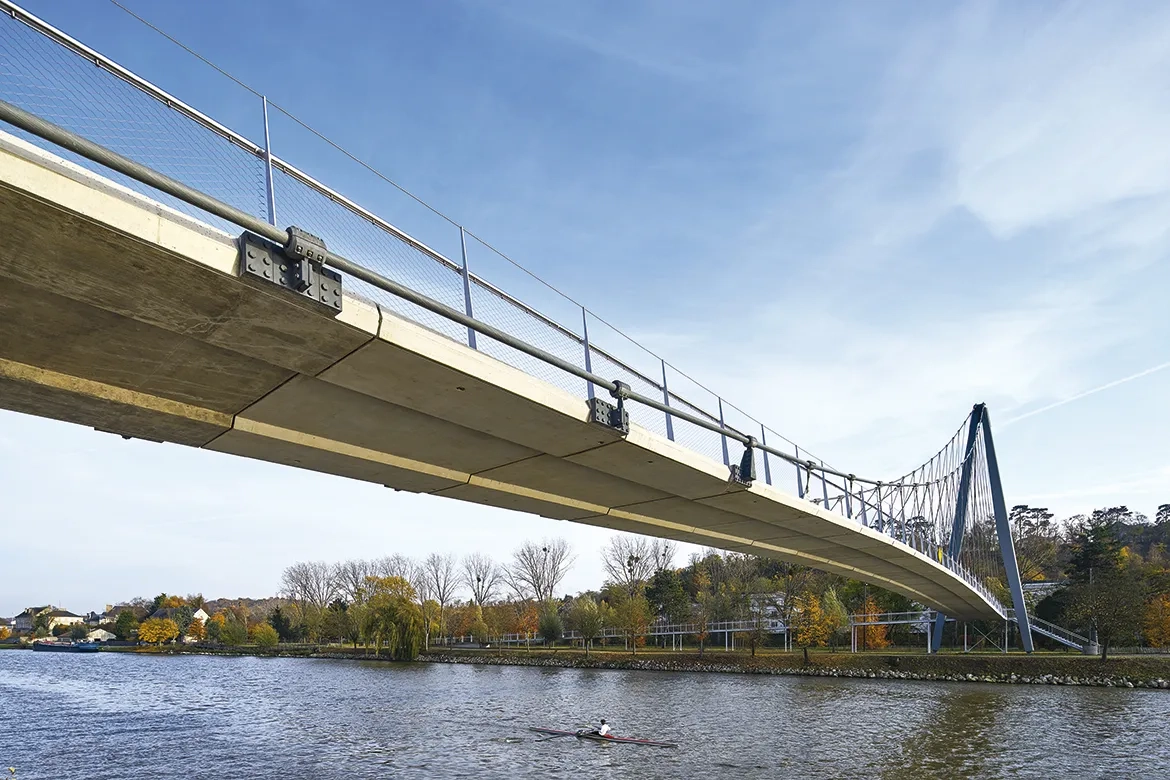 Le tablier en béton franchit l’Oise en une seule travée de 80 m. Le tablier en béton franchit l’Oise en une seule travée de 80 m.