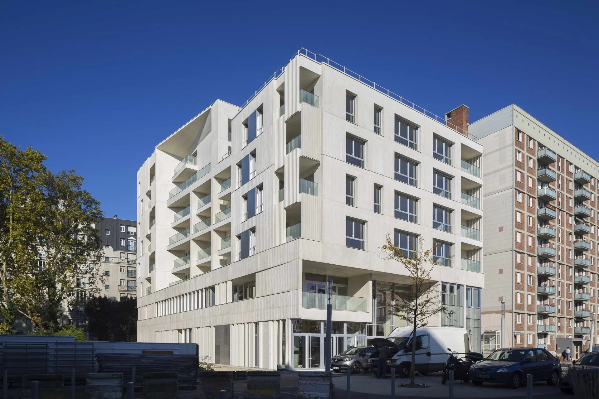Le bâtiment et son épannelage progressif avec, à droite, la barre voisine en R+10. BOUDRY_Arcueil_Logt_Logements_H-Abbadie_B3A6235.jpeg