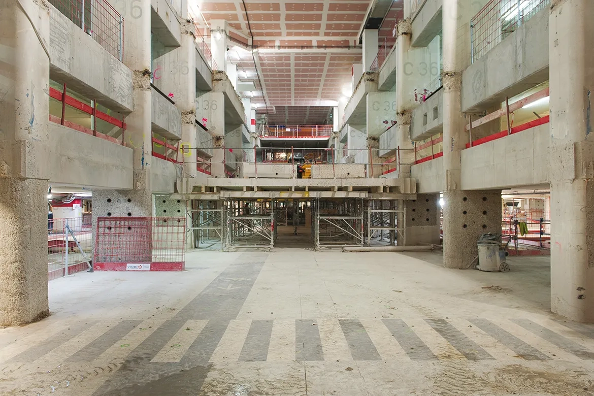 Pour permettre l’accès au chantier, une « faille » de 90 m de long, 10 m de large et 20 m de profondeur a été découpée dans les dalles des parkings existants. Pour permettre l’accès au chantier, une « faille » de 90 m de long, 10 m de large et 20 m de profondeur a été découpée dans les dalles des parkings existants.