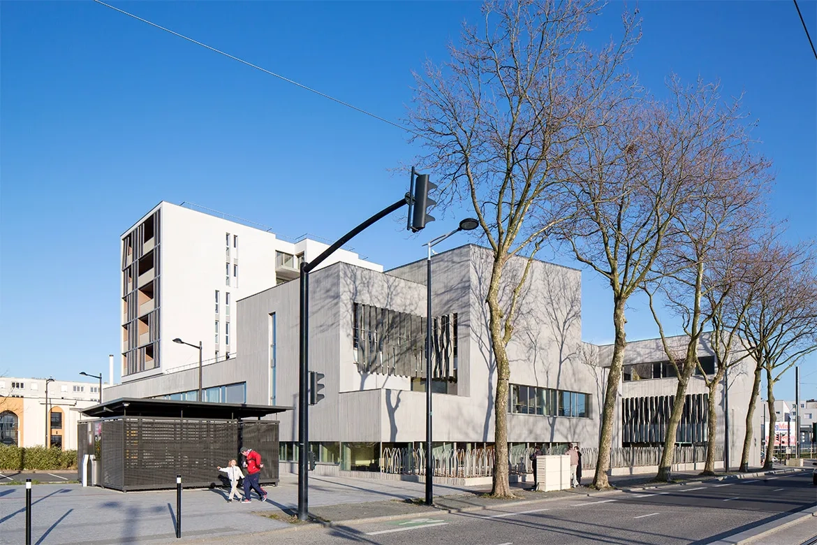 À l’arrière du du siège social, le bâtiment des logements, protégé des nuisances sonores de l’avenue. À l’arrière du du siège social, le bâtiment des logements, protégé des nuisances sonores de l’avenue.