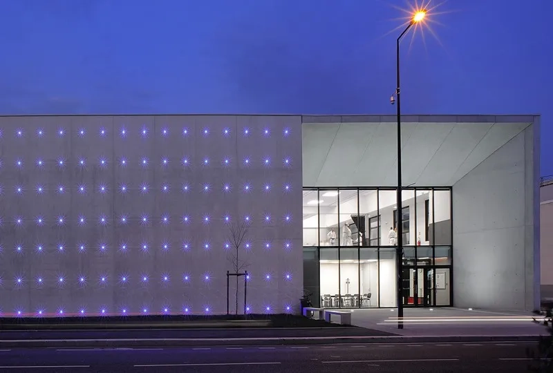 Outre leur intérêt graphique, les leds insérées dans les trous de banche participent au rôle de signal du bâtiment. Outre leur intérêt graphique, les leds insérées dans les trous de banche participent au rôle de signal du bâtiment.