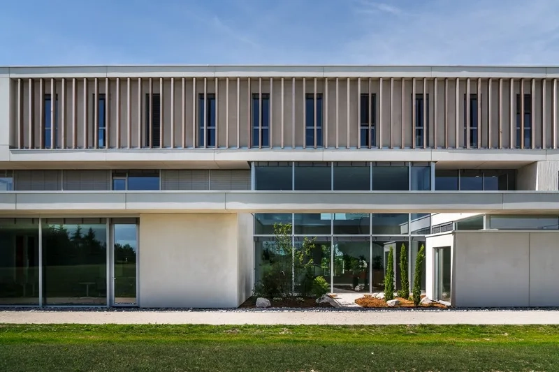 Vue sur le sas d’entrée à droite et le hall en transparence. Vue sur le sas d’entrée à droite et le hall en transparence.