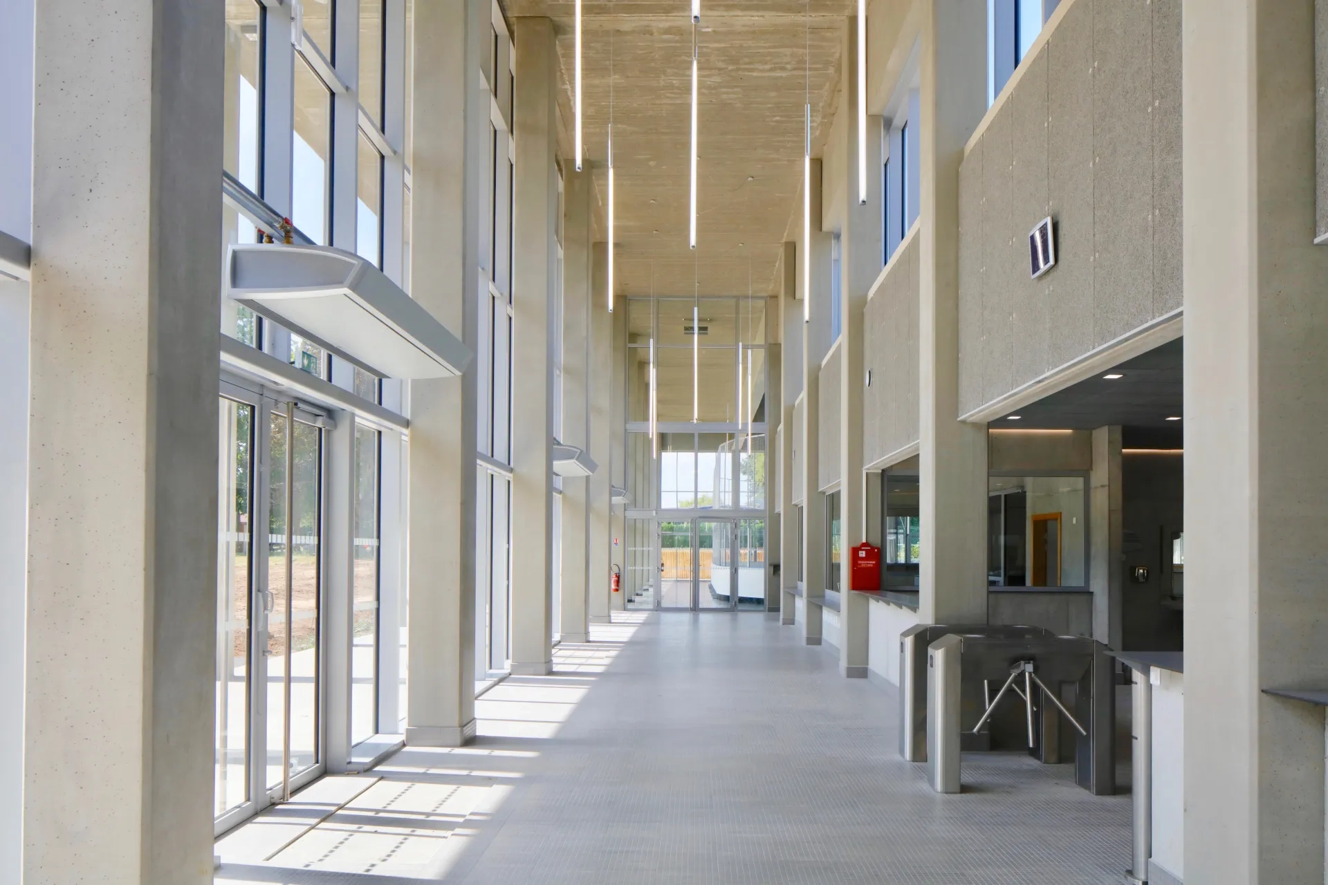 Hall d’accueil toute hauteur qui relie les deux équipements. DEPRICK_MANIAQUE_Roye_Eqpt_Centre aquatique_P-Ruault_MGL0002.jpg