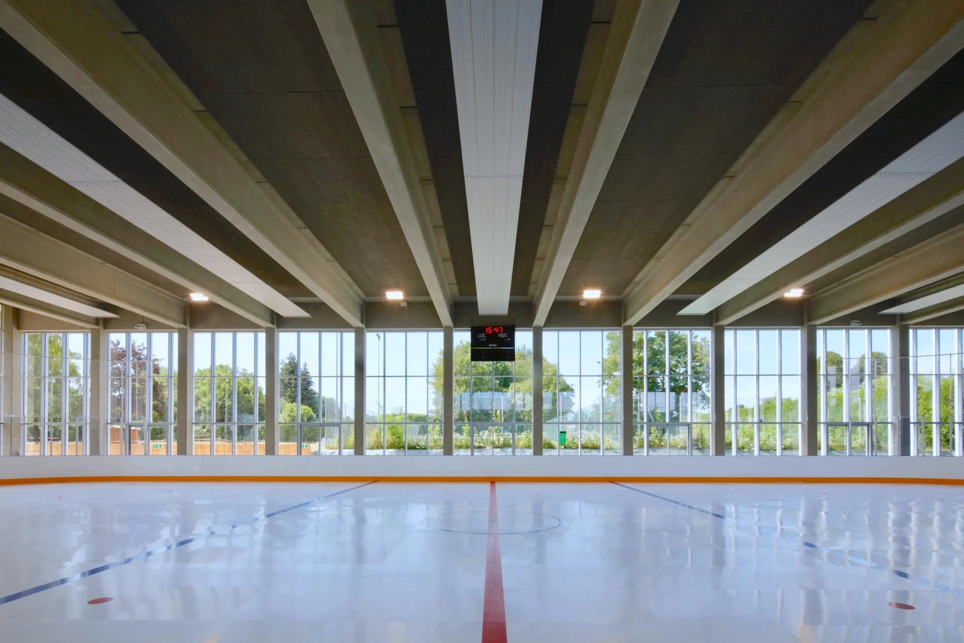 La piste de la patinoire synthétique. Les trois façades entièrement vitrées et la structure en béton laissé apparent contribuent à la qualité spatiale de cette grande halle. DEPRICK_MANIAQUE_Roye_Eqpt_Centre aquatique_P-Ruault_MGL0038_0.jpg