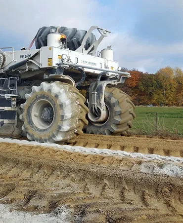 Spécialement dépêché de Woippy, près de Metz, le malaxeur Wirtgen WR-2400 d’Eurovia entre en action. Spécialement dépêché de Woippy, près de Metz, le malaxeur Wirtgen WR-2400 d’Eurovia entre en action.