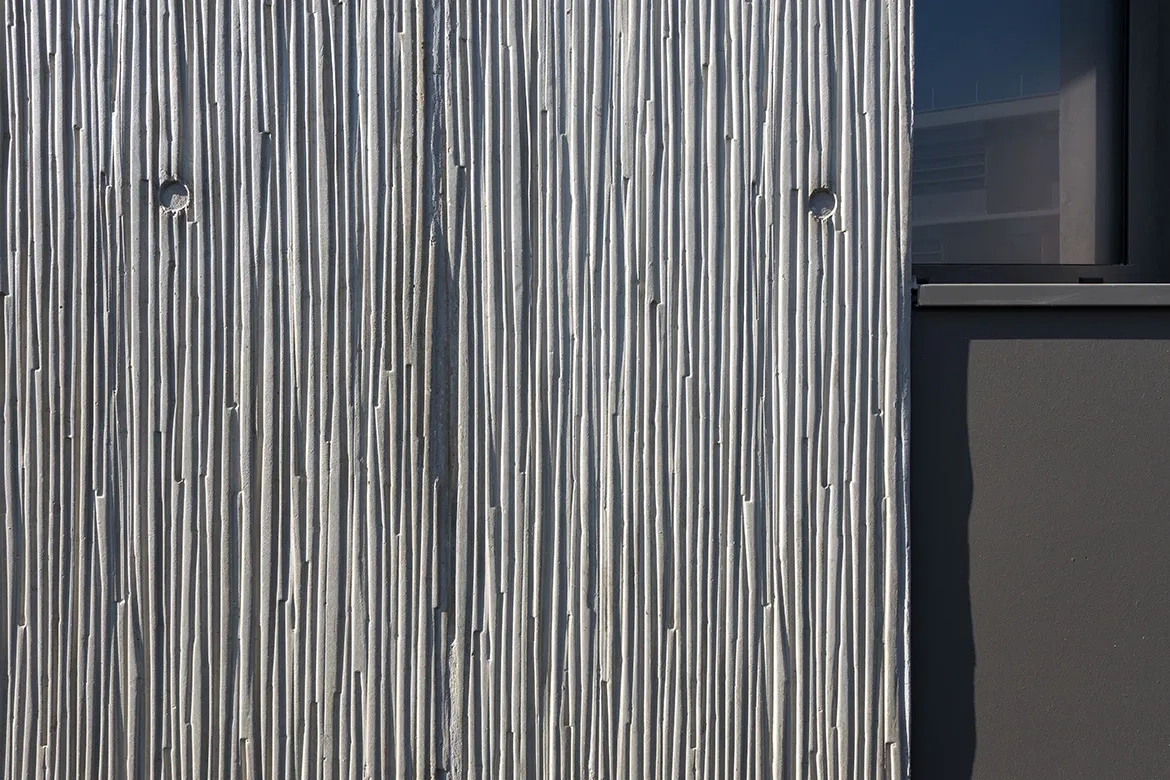 L’effet de socle du rez-de- chaussée est renforcé par l’utilisation d’un béton matricé gris clair autoplaçant coulé dans des moules à relief. l’effet de socle du rez-de- chaussée est renforcé par l’utilisation d’un béton matricé gris clair autoplaçant coulé dans des moules à relief.