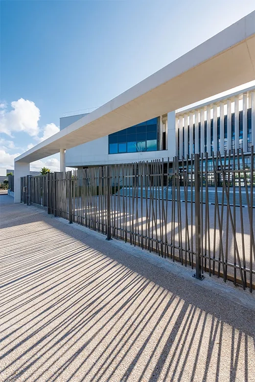 Un grand portique en béton blanc met en scène l’accès de l’établissement. un grand portique en béton blanc met en scène l’accès de l’établissement.