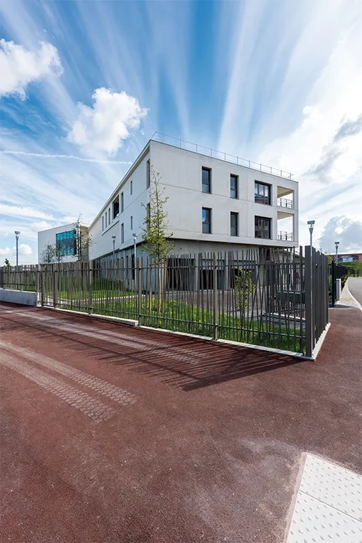 Le système structurel associe planchers, murs de refends intérieurs et façades porteuses coulées en place en béton blanc autoplaçant. le système structurel associe planchers, murs de refends intérieurs et façades porteuses coulées en place en béton blanc autoplaçant.