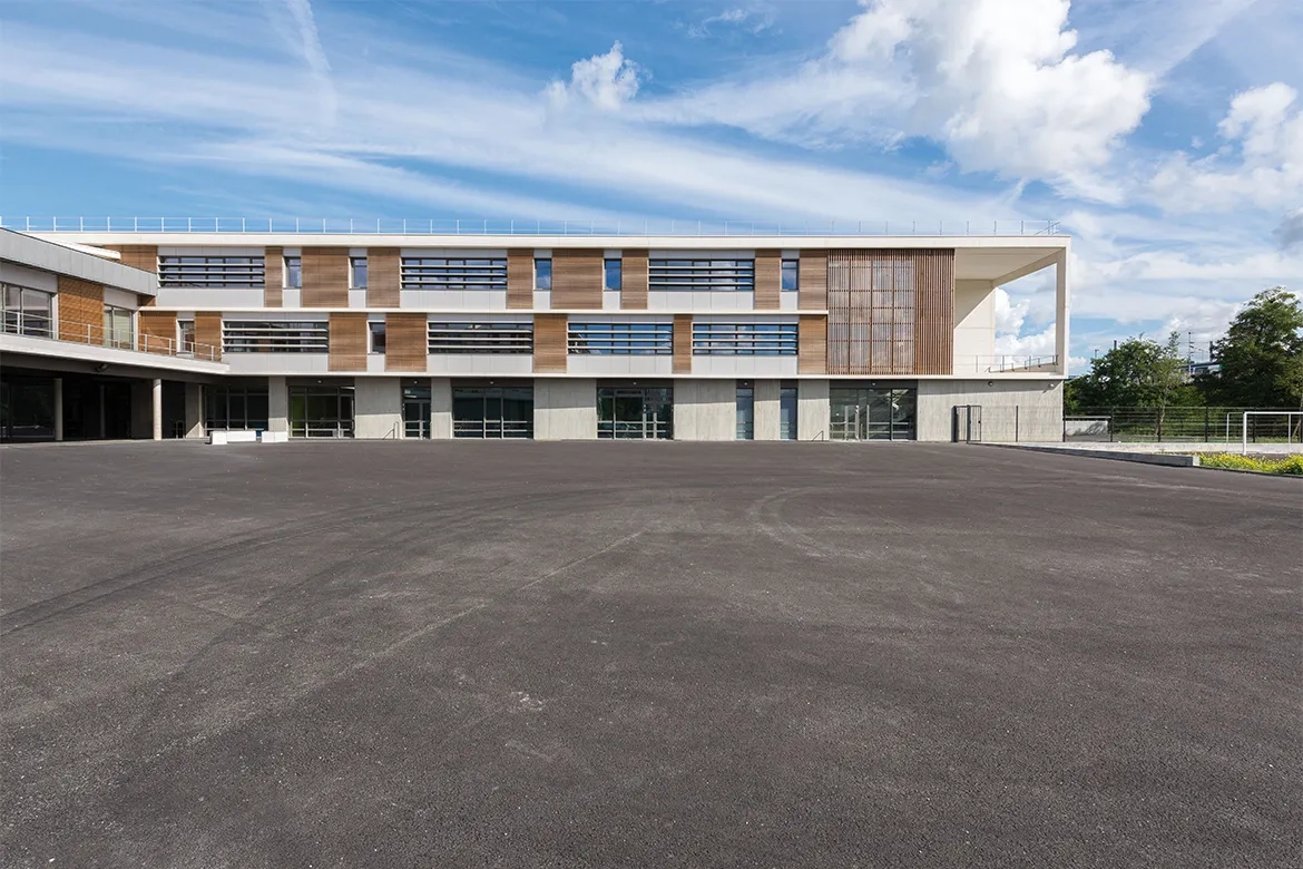 Peintes ou revêtues de bois ligné, les façades courantes s’inscrivent entre des éléments horizontaux en béton blanc. Peintes ou revêtues de bois ligné, les façades courantes s’inscrivent entre des éléments horizontaux en béton blanc.