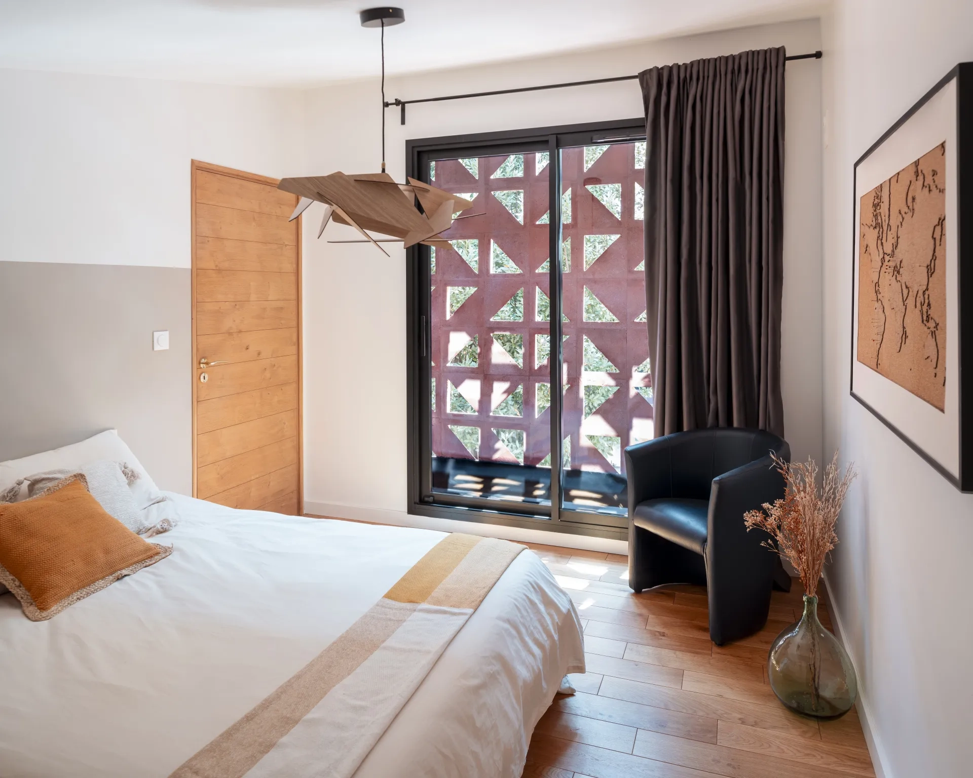 À l’étage, les chambres bénéficient d’une lumière filtrée par la double peau en béton teinté.