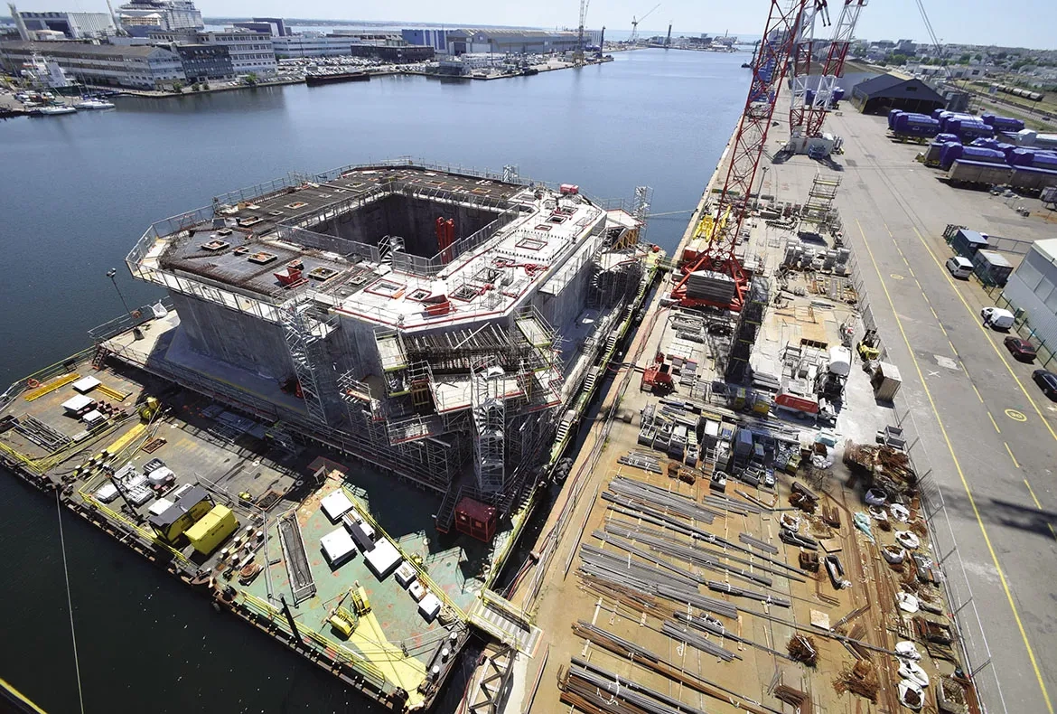Les caractéristiques de portance du quai n’étant pas suffisamment connues, il a été décidé le construire la fondation directement sur trois barges solidement accouplées. Les caractéristiques de portance du quai n’étant pas suffisamment connues, il a été décidé le construire la fondation directement sur trois barges solidement accouplées.