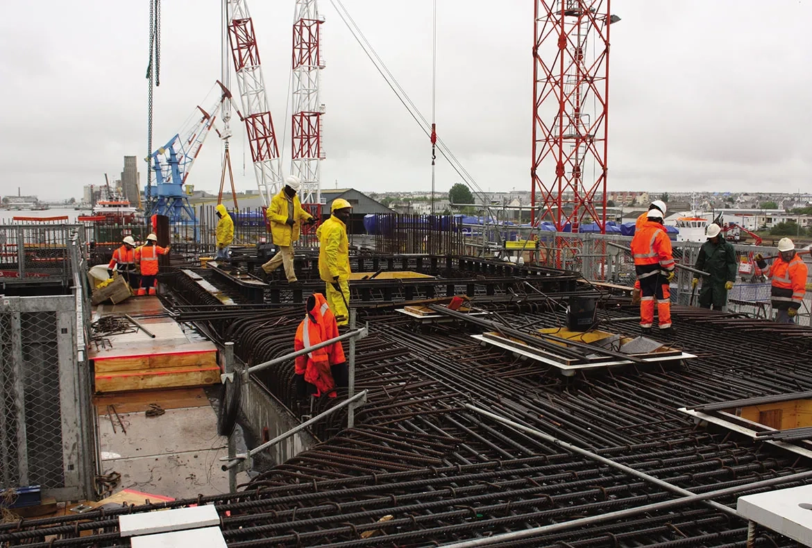 Travaux de mise en place des armatures sur le pont du flotteur. Travaux de mise en place des armatures sur le pont du flotteur.