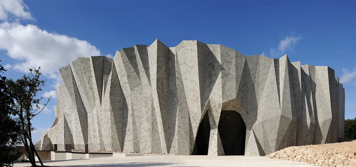 L’écriture architecturale de la réplique réinterprète le relevé 3d de la caverne et sa triangu- lation. l’écriture architecturale de la réplique réinterprète le relevé 3d de la caverne et sa triangu- lation.