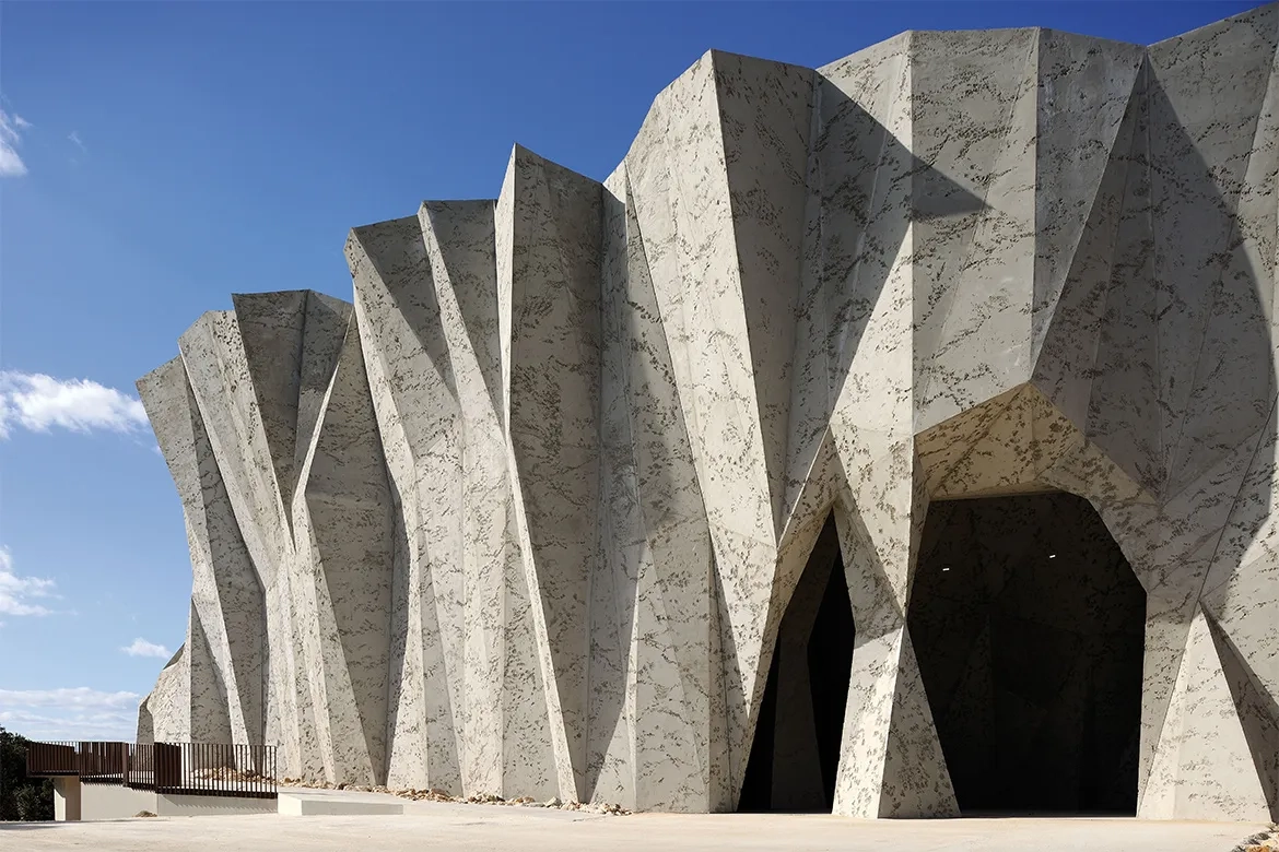 Du nord au sud, le bâtiment passe du lisse du béton préfabriqué à la rugosité du béton projeté et soufflé. du nord au sud, le bâtiment passe du lisse du béton préfabriqué à la rugosité du béton projeté et soufflé.