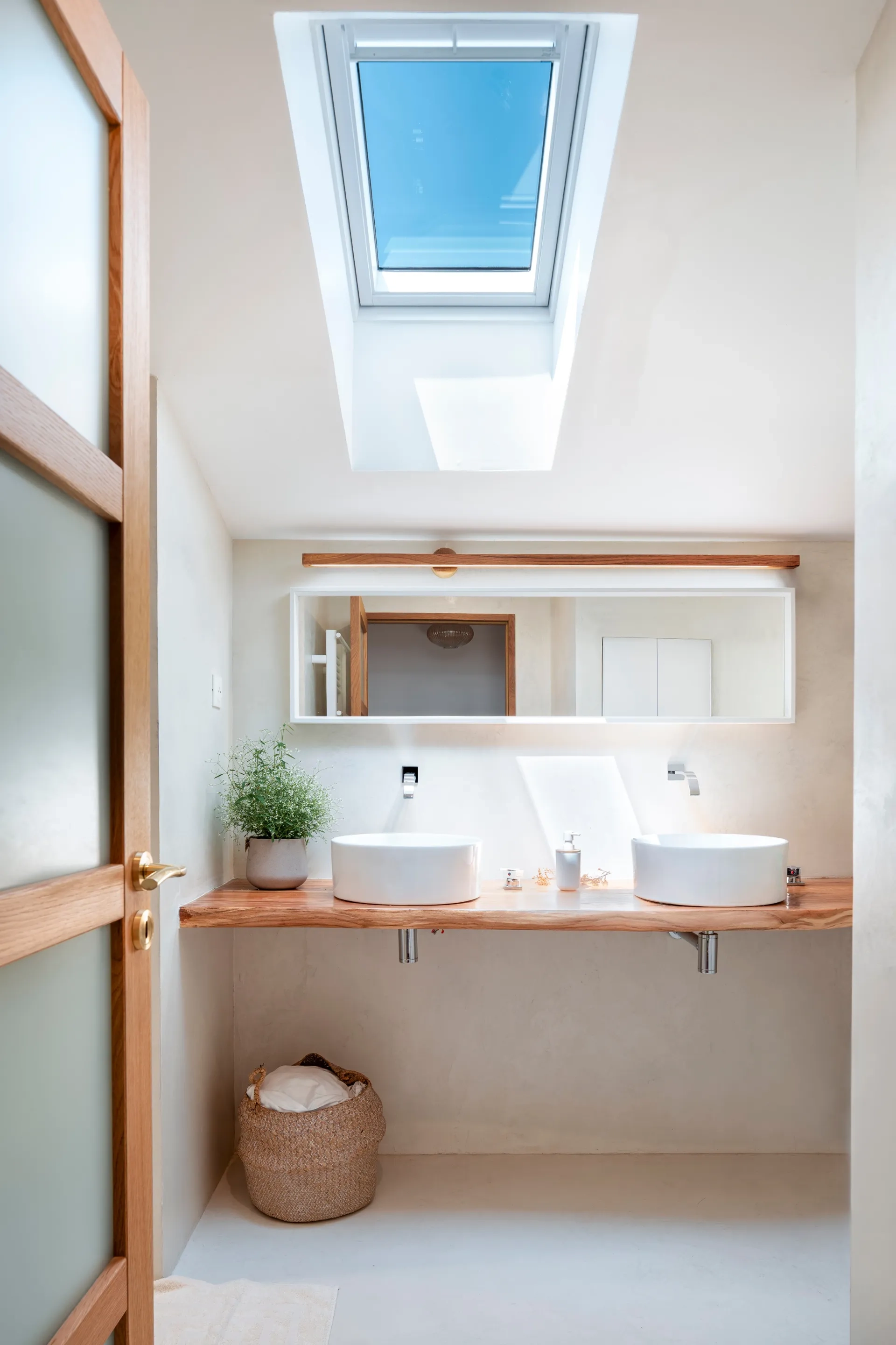 Une fenêtre en toiture permet l’éclairage naturel de la salle d’eau.