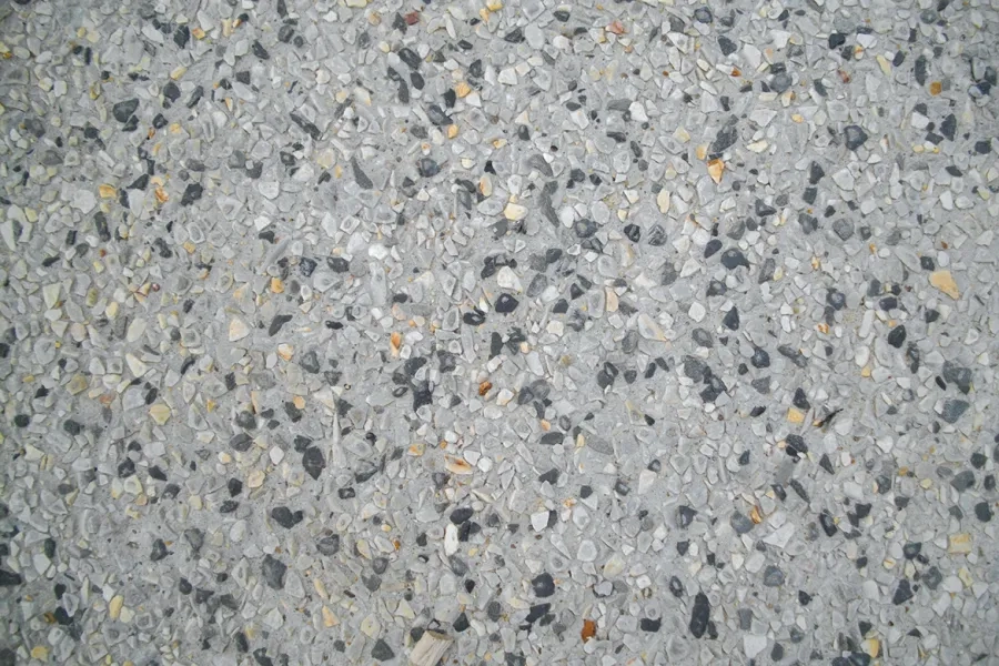 le béton désactivé des cheminements intégre un mélange de granulats locaux Roche Blain (gris noir) et Barenton (gris blanc). le béton désactivé des cheminements intégre un mélange de granulats locaux Roche Blain (gris noir) et Barenton (gris blanc).