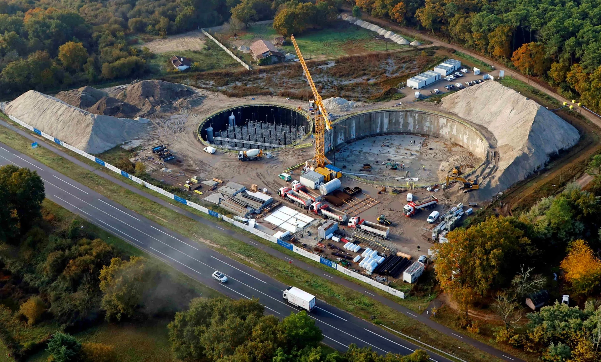 Les travaux de terrassement à l’intérieur des cylindres ont pu être menés une fois l’enceinte étanche achevée. JACQ_La-Teste_de_Buch_Amgt_public_Bassins-stockages_C-Rebiere–-Balloide-Photo-Bayonne_20181113.jpg