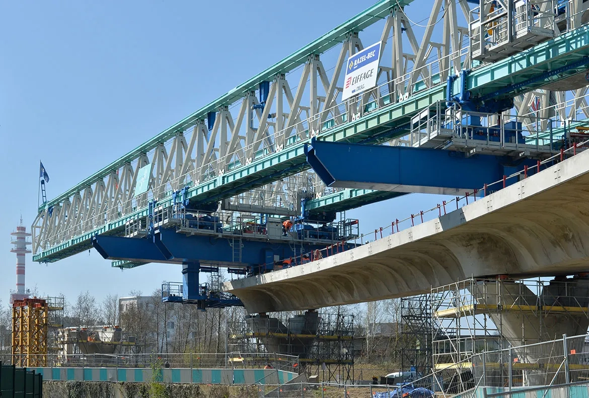La poutre autolanceuse permet de mettre en place jusqu’à deux travées de 38 m en une seule fois. La poutre autolanceuse permet de mettre en place jusqu’à deux travées de 38 m en une seule fois.