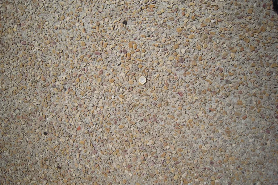 Rue de la République : trottoir en béton désactivé teinté. Rue de la République : trottoir en béton désactivé teinté.