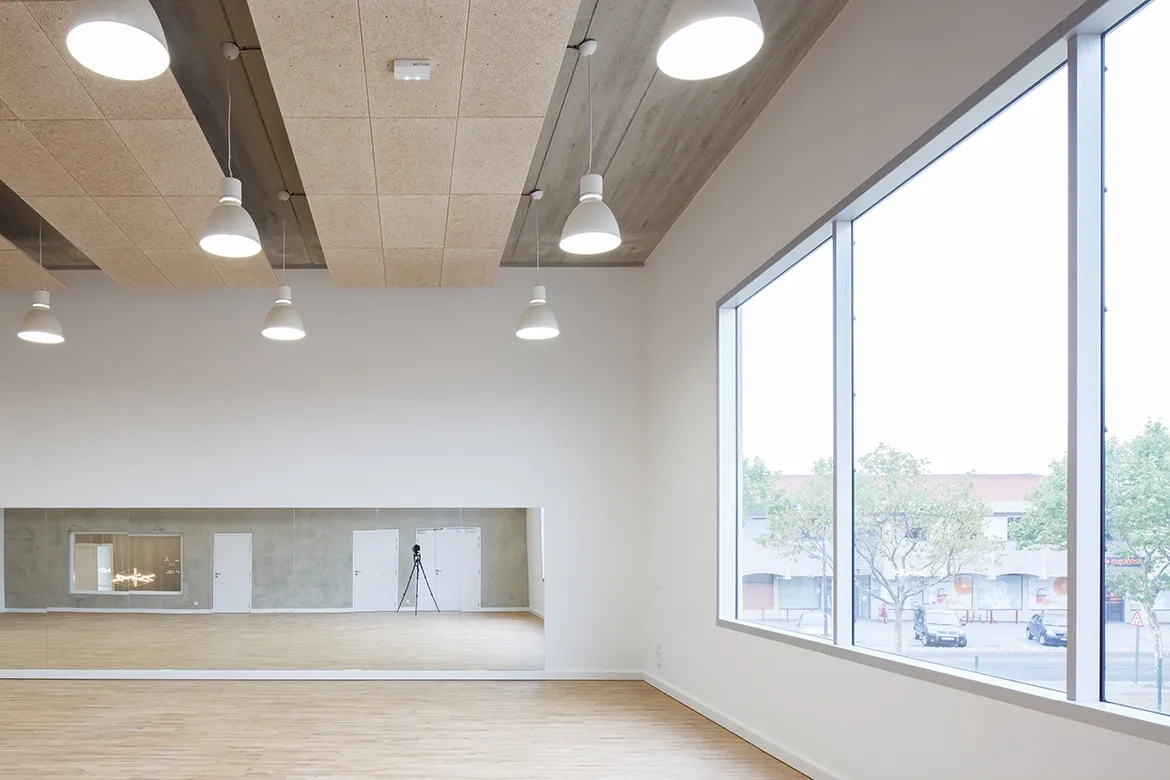 La salle de danse profite d’une large vue sur le paysage. La salle de danse profite d’une large vue sur le paysage.
