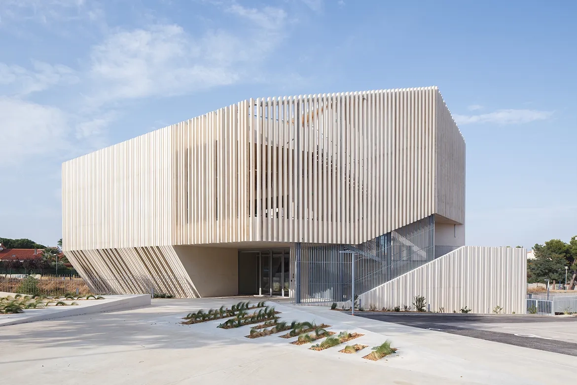 Pour renforcer l’image d’un cristal de roche équarrie, le bâtiment a été réalisé avec comme unique matériau le béton. Pour renforcer l’image d’un cristal de roche équarrie, le bâtiment a été réalisé avec comme unique matériau le béton.