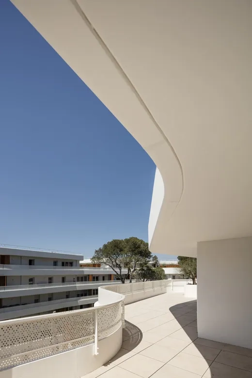 Ombres portées des balcons filants protégeant les vitrages d’un ensoleil- lement direct. ombres portées des balcons filants protégeant les vitrages d’un ensoleil- lement direct.