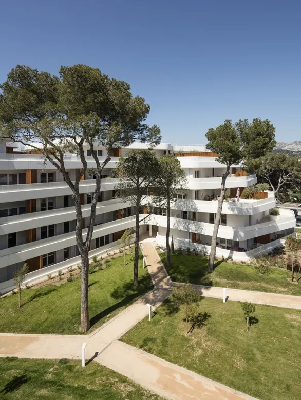 L’aménagement paysager de l’intérieur de l’îlot associe les pins qui ont été préservés à de nouvelles plantations d’espèces endogènes. L’aménagement paysager de l’intérieur de l’îlot associe les pins qui ont été préservés à de nouvelles plantations d’espèces endogènes.