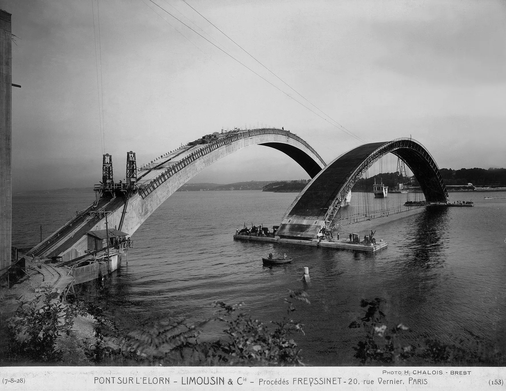 Une fois le premier arc achevé, le cintre est déplacé sur des barges en béton jusqu’à l’emplacement du deuxième arc, où il était positionné en altitude en utilisant l’effet des marées. © Coll. Ville de Landerneau ; Photothèque, Association Eugène Freyssinet Une fois le premier arc achevé, le cintre est déplacé sur des barges en béton jusqu’à l’emplacement du deuxième arc, où il était positionné en altitude en utilisant l’effet des marées. © Coll. Ville de Landerneau ; Photothèque, Association Eugène Freyssinet