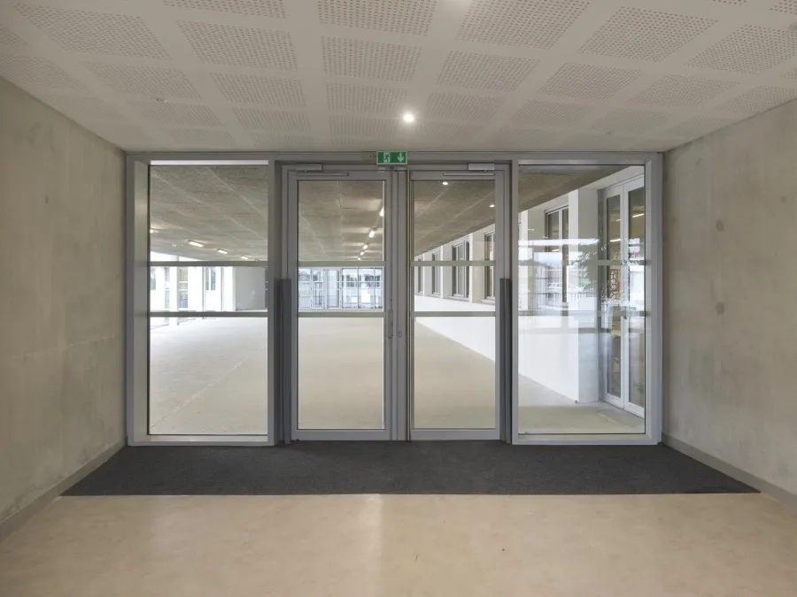 Les halls d’accès aux deux entités scolaires sont reliés entre eux par le préau. @ Roland Halbe Les halls d’accès aux deux entités scolaires sont reliés entre eux par le préau. @ Roland Halbe