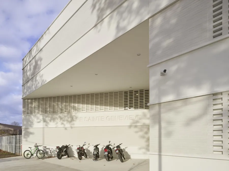 À l’angle, un mur, sur lequel est imprimé en creux le nom de l’établissement, conduit vers l’entrée du collège et du lycée. @ Roland Halbe À l’angle, un mur, sur lequel est imprimé en creux le nom de l’établissement, conduit vers l’entrée du collège et du lycée. @ Roland Halbe