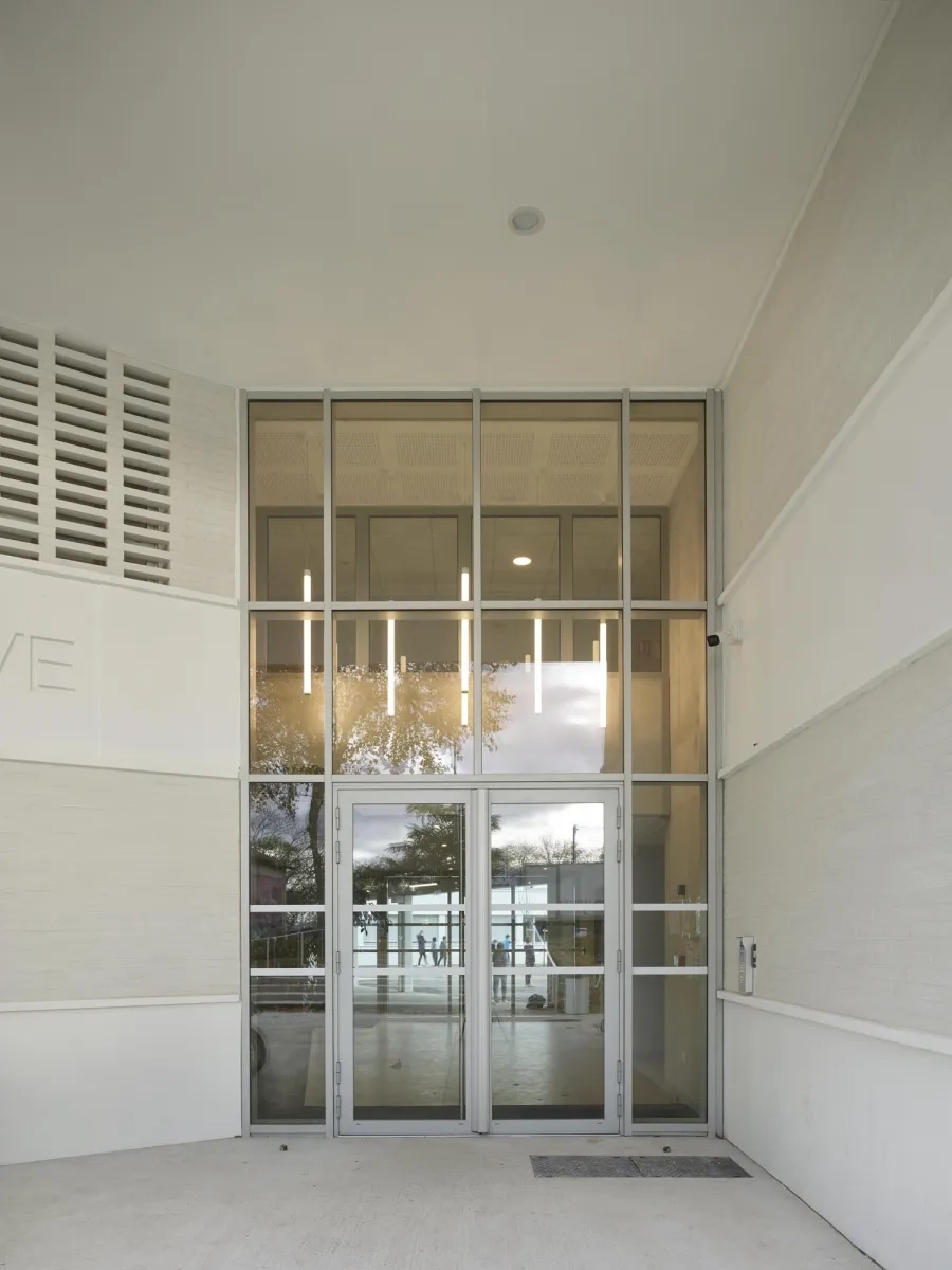 L’entrée du collège et du lycée. @ Roland Halbe L’entrée du collège et du lycée. @ Roland Halbe