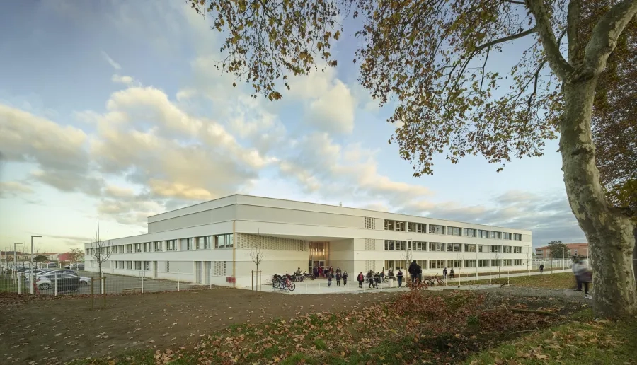 La partie la plus élevée du bâtiment (R+2) se dresse sur la route de Paris et affiche la présence de l’institution scolaire. @ Roland Halbe La partie la plus élevée du bâtiment (R+2) se dresse sur la route de Paris et affiche la présence de l’institution scolaire. @ Roland Halbe