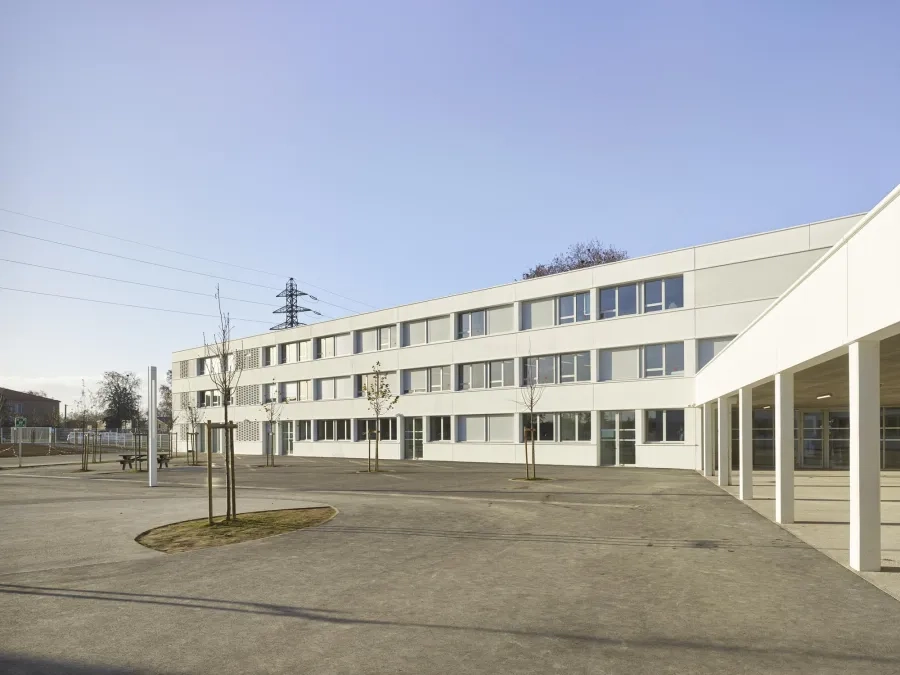 Vue sur la cour, le préau et l’aile du collège/lycée. @ Roland Halbe Vue sur la cour, le préau et l’aile du collège/lycée. @ Roland Halbe