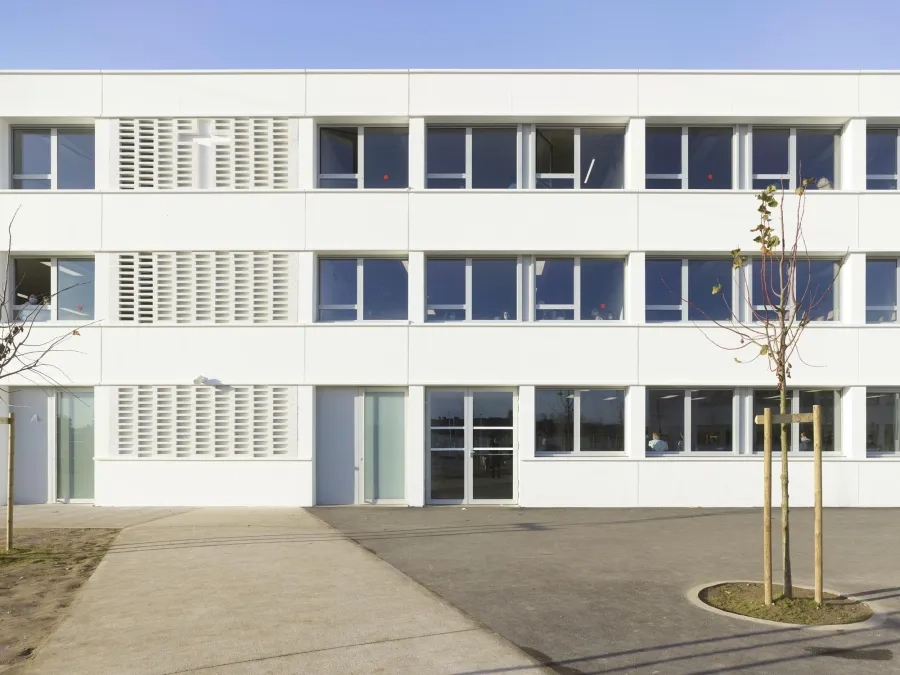 Les façades jouent sur de grandes horizontales alternant fenêtres en longueur, bandeaux en béton blanc ou en briques de béton blanc. @ Roland Halbe Les façades jouent sur de grandes horizontales alternant fenêtres en longueur, bandeaux en béton blanc ou en briques de béton blanc. @ Roland Halbe