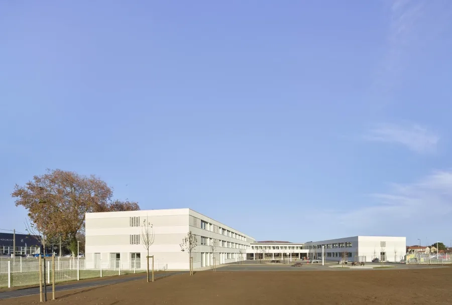 La forme du bâtiment permet de créer un espace intérieur protégé afin d’accueillir les lieux de récréation des élèves. @ Roland Halbe La forme du bâtiment permet de créer un espace intérieur protégé afin d’accueillir les lieux de récréation des élèves. @ Roland Halbe