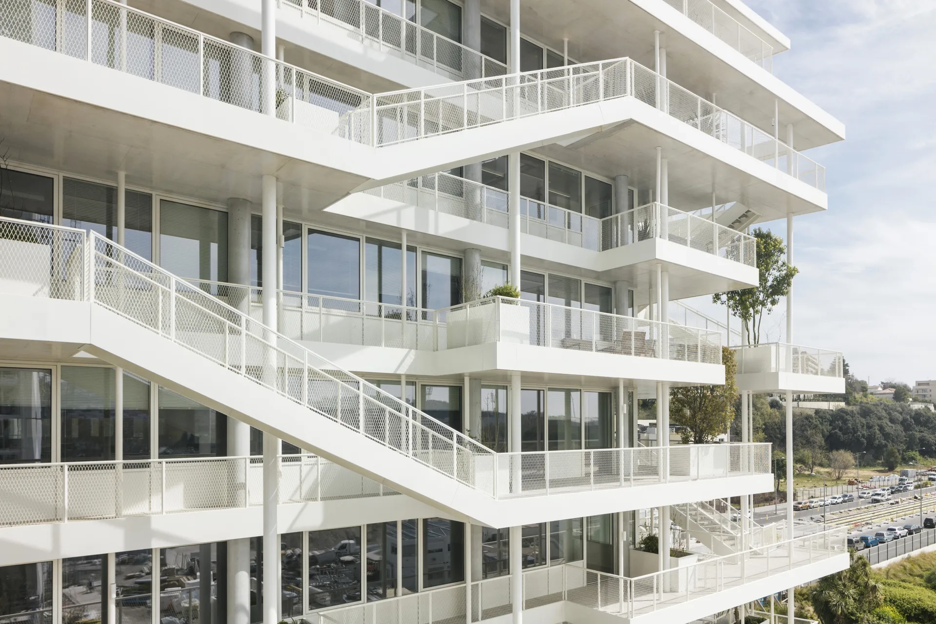 Au sud, des escaliers assurent des liaisons directes entre les différents niveaux pour les entreprises qui en occupent plusieurs. ROUSSEL_LAISNE_Nice_Burx_Bureaux_C-Weiner_wec1904_LR_Anis_M0573_0.jpg