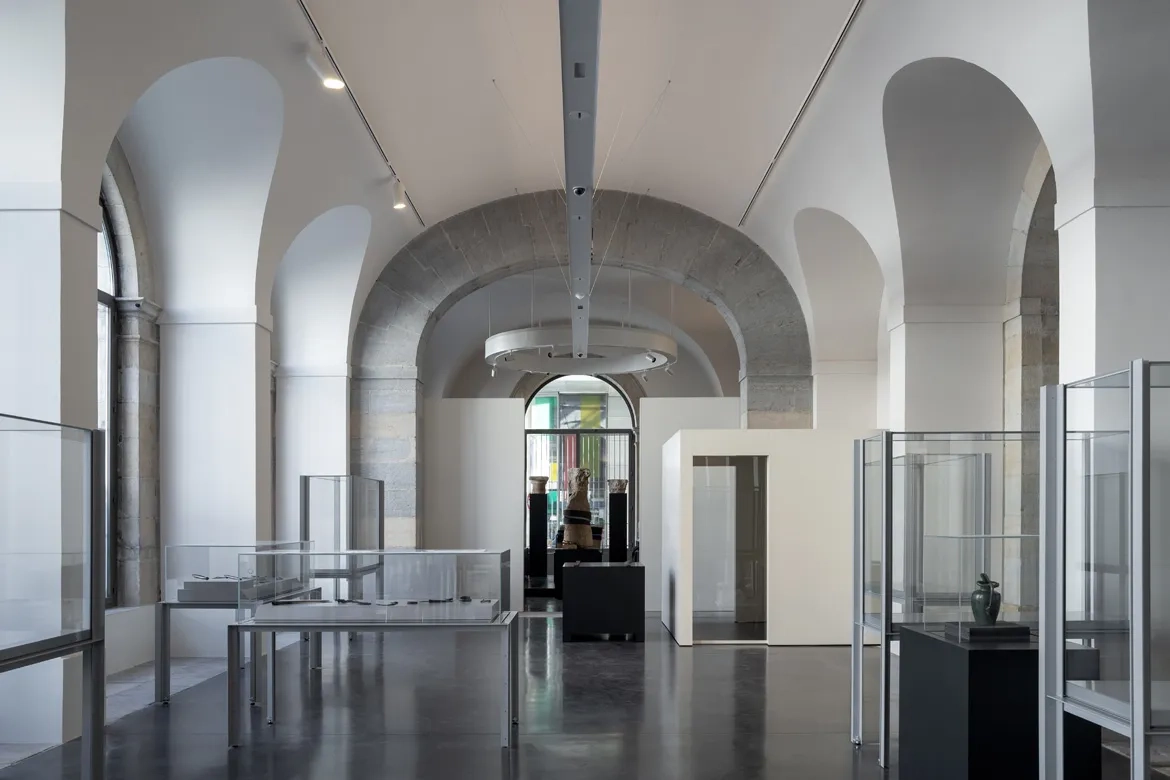 Vue sur une salle d’archéologie. La présence de la lumière naturelle et les matériaux mis en œuvre, comme le béton ciré au sol, caractérisent l’ambiance des lieux. vue sur une salle d’archéologie. La présence de la lumière naturelle et les matériaux mis en œuvre, comme le béton ciré au sol, caractérisent l’ambiance des lieux.